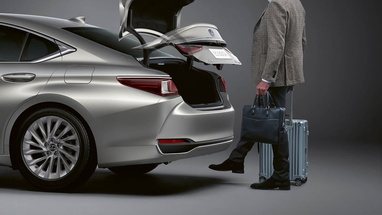 2021-lexus-es-model-hands-free-boot-lid-1920x1080